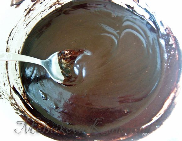 Когда сахар растворится добавить сметану и тщательно перемешать. 