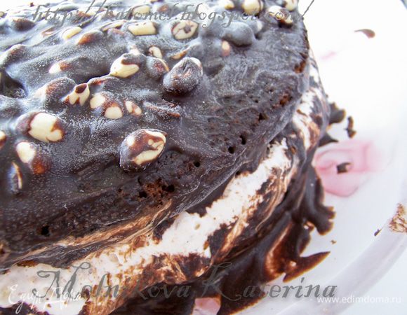 Добавить к глазури орехи и покрыть ею торт. Поставить торт в холодильник на верхнюю полку (чтобы нуга не потекла) на 30-40 минут. Приятного аппетита! 