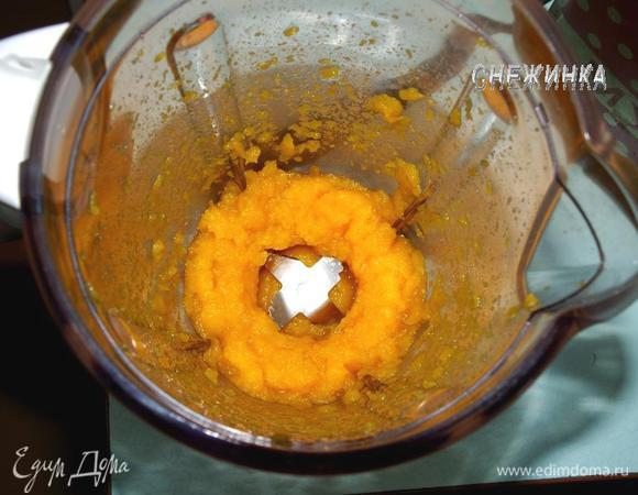 Разморозить тыкву. Удалить по возможности всю жидкость, измельчить в блендере. Свежую тыкву отварить или испечь до мягкости и также измельчить. Должно выйти 200 г. тыквенного пюре. 