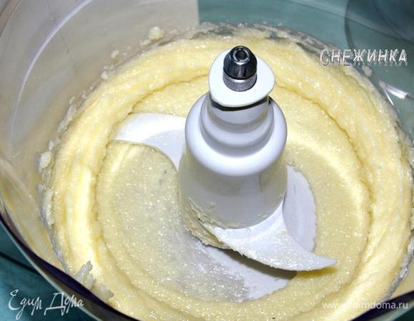 Размягченное сливочное масло взбить до пышности с сахаром, солью и ванилином.