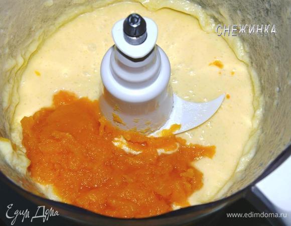 По одному вбить яйца. Добавить тыквенное пюре.