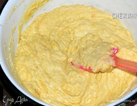 Муку смешать с разрыхлителем и, продолжая взбивать, ввести в общую массу. Можно вымешать ложкой или лопаткой.