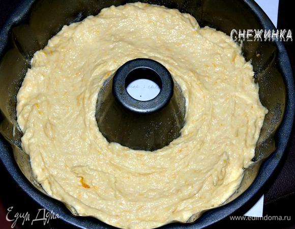 Форму для кекса смазать маслом и присыпать манкой. Выложить тесто и отправить в разогретую до 180С духовку на 45 минут, до сухой зубочистки.