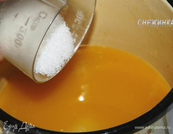 Тем временем приготовим пропитку. Выжимаем в кастрюльку или сотейник сок из апельсинов и лимона, всыпаем сахар и ставим на огонь.