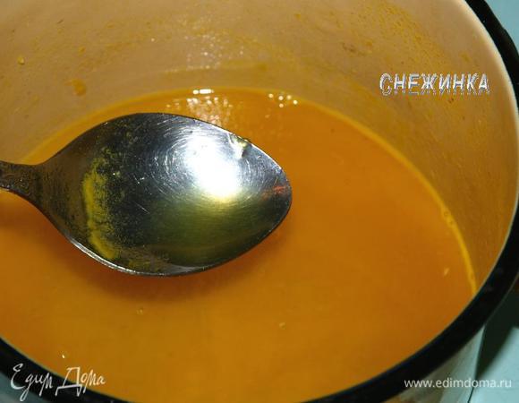 Постоянно помешивая, доводим до кипения и увариваем 10 минут. Готовый сироп остудить.