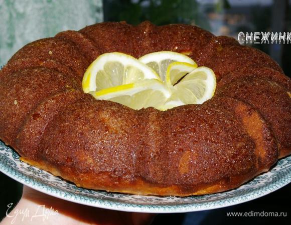 Протыкаем кекс много раз зубочисткой. Пропитываем сверху сиропом, затем переворачиваем и повторяем процедуру, пока пропитка не закончится. Можно обмакивать кекс в сироп.