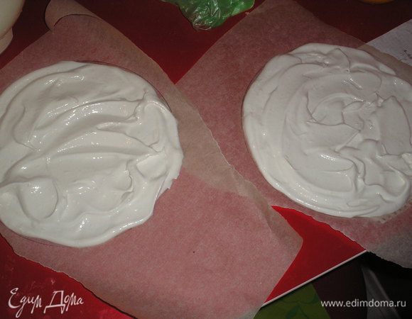 На пергаментой бумаге рисуем 4 окружности диаметром 24 см, на каждую окружность наносим белковую массу.