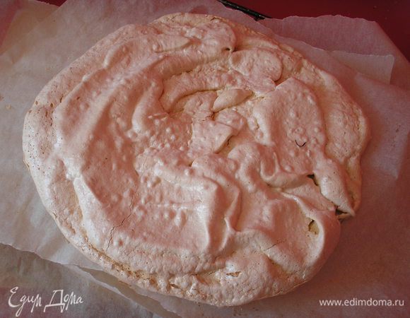 Выпекаем в ранее разогретой духовке при темп.130 гр  90 минут. Безе должно хорошо поднятся и подсушится. Я выпекала на двух противнях на двух уровнях духовки в режиме горячий воздух. У меня 4 коржа не поместились одновременно, я сначала два коржа пекла, потом снова два. В моем случае я сначала делала половину нормы безе, и потом когда коржи испеклись - вторую половину.