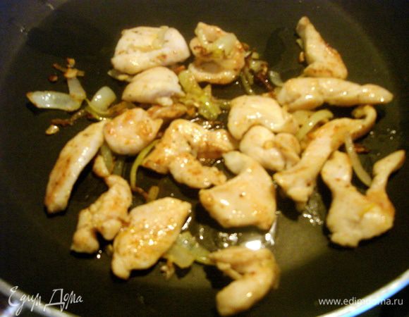 Обжарить нарезанную курочку в сковороде на оливковом масле с нарезанным репчатым луком и чесноком в течении 5 минут. Посолить, поперчить и добавить перец чили и все приправы.