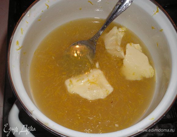 Готовим лимонный крем-мороженое. В кастрюльке смешиваем лимонный сок, сахар, сливочное масло, цедру лимонную. Доводим смесь до кипения и выключаем плиту. Сахар должен полностью растворится.