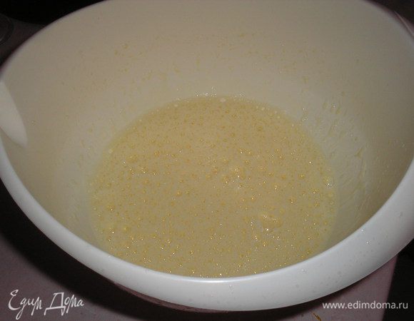 Яйца взбиваем в пену.