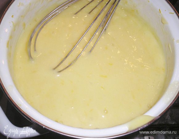 Добавляем яйца, вновь ставим на плиту крем и завариваем несколько минут, крем должен хорошо загустеть.Выливаем крем в миску и полностью остужаем.