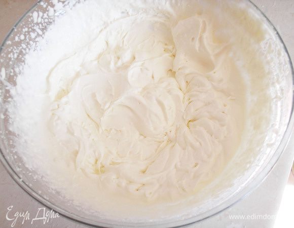 Взбиваем сливки до мягких пик.