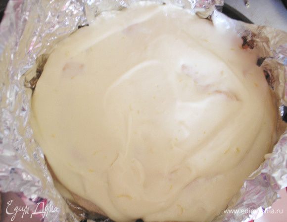 Форму диаметром 26 см застилаем фольгой, при надрбности наращиваем борты, выкладываем один корж безе, на него 1/3 крема, потом снова корж, опять 1/3 крема, корж, 1/3 крема.
