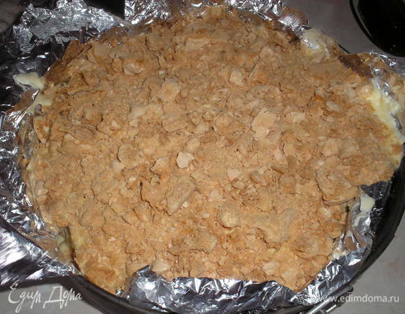 Последний корж безе крошим и посыпаем сверху на крем. Ставим в морозильную камеру на 7-8 часов. После этого времени торт хорошо заморозится.