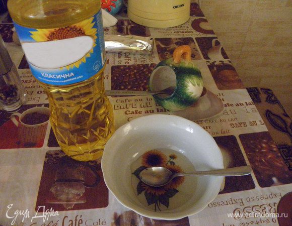 начнем с картошки, т.к. она сегодня у нас будет главным действующим лицом:-) для начала делаем смесь из подсолнечного масла, соли и смеси перцев.