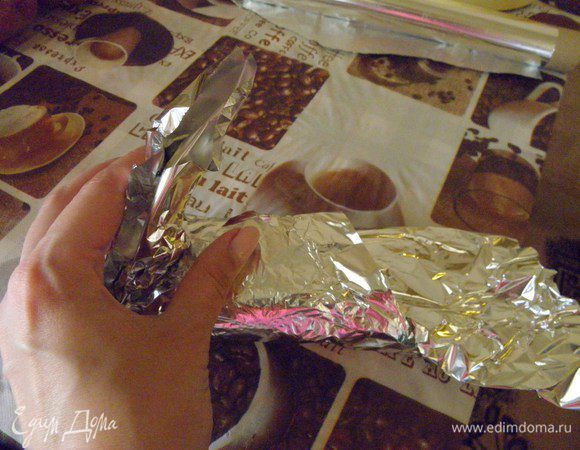 затем подготовленной смесью натираем нашу картошку и аккуратно каждый клубень заворачиваем в фольгу