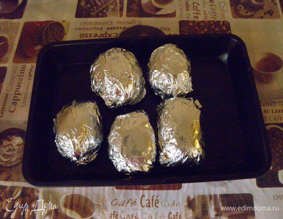 уже "одетую" картошку выкладываем на противень и отправляем на 60 минут в разогретую духовку