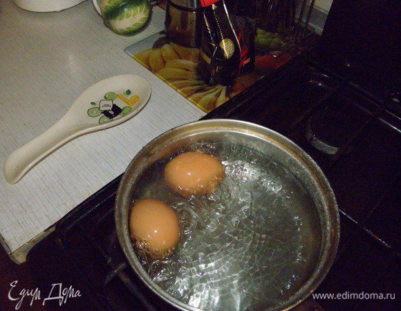 Пока картошка запекается - уделим внимания яйцам:-) поставим их вариться:-)