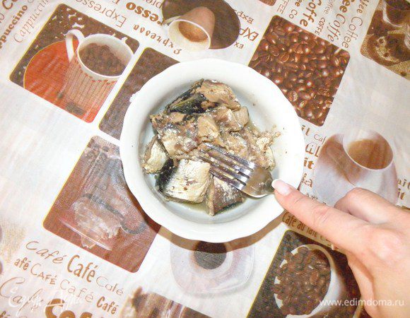 а также подготовим сардину, для этого мы ее выложим в глубокую тарелку и разомнем вилкой