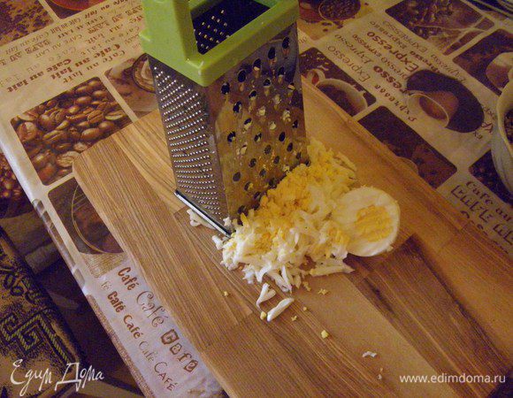 вареные яйца подставляем под проточную воду, чистим и также натираем на крупную терку