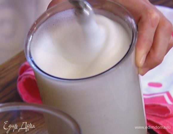 Белки взбить в крепкую пену.