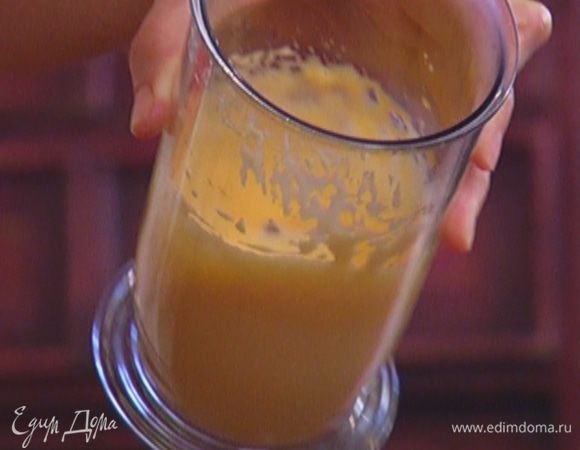 Желтки вместе с сахаром взбить миксером в пышную массу.