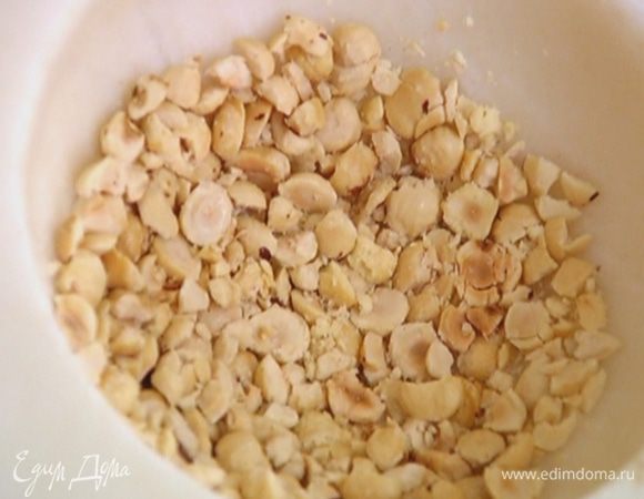 Фундук измельчить в ступке — кусочки должны остаться крупными.
