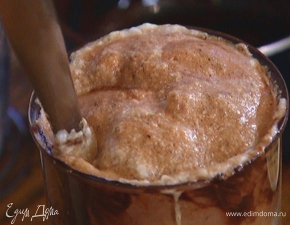 Порциями ввести взбитые белки, каждый раз вымешивая.