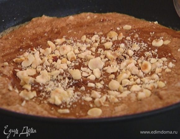 Разогреть в тяжелой сковороде сливочное масло, выложить шоколадную массу, присыпать оставшимся фундуком и готовить 2–3 минуты.