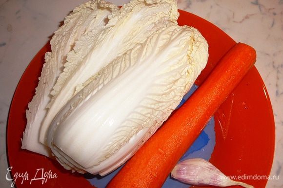 Морковь и пекинскую капусту нашинковать соломкой.