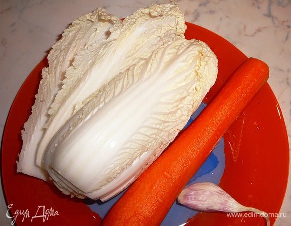 Морковь и  пекинскую капусту нашинковать соломкой.
