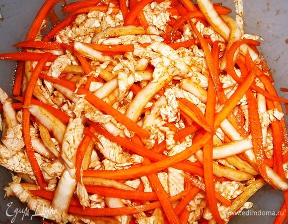 Приготовить заправку, смешав растительное масло, кунжутное масло, соевый соус,  лимонный сок, перец и сухой имбирь, выдавить чеснок. Заправить овощи и дать немного постоять...