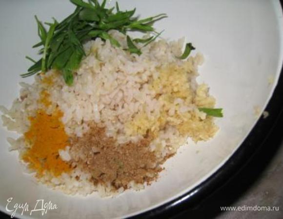 Рис по вкусу солим перчим. Половину смешиваем с половиной измельченного чеснока, кориандра, листиков тархуна и всей куркумой. В оставшийся рис добавляем оставшиеся половины прянностей.  