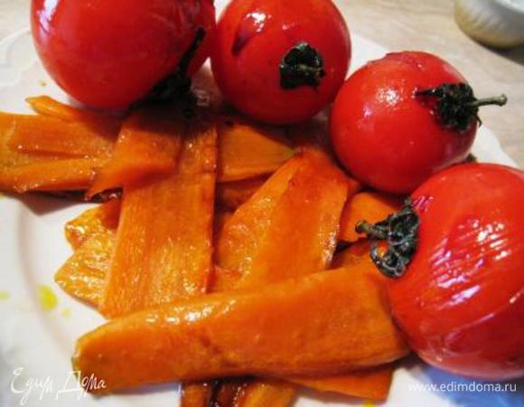 Жарим до румяного цвета, добавляем 1 ч.л. сахара, неск. капель бальзамического уксуса. Мешаем морковку, она должна стать блестящей со всех сторон. Достаем морковь. Точно также поступаем с помидорами, только сахар добавляем сразу, просто чтоб они покрылись глазурью, не жарим их. Вот что получаем.