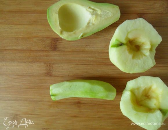  Авокадо,яблоко и огурец очистить от кожуры