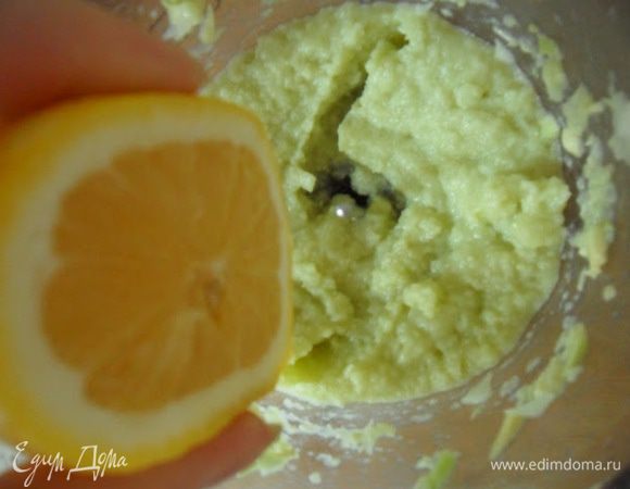 Взбейте их в блендере и полейте лимонным соком. Посолите,поперчите.( я не добавляла перец и не солила)