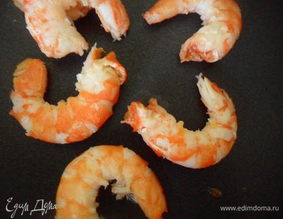 Креветки обжарьте в масле 2 минуты.