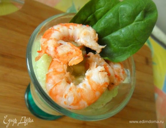 Выложите мусс в стаканы,добавьте креветки и посыпьте миндалем.