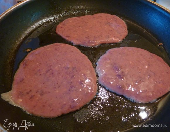 Выпекать блинчики на небольшом количестве растительного масла.