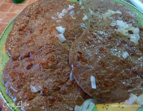 Обжарить на раст. масле лук и добавить его к готовым блинчикам.
Подавать с картофельным пюре. 
Вкусно сочетать блинчики из печени с майонезом и чесноком.