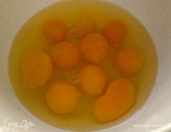 В миску вбиваем яйца,хорошо размешиваем-НЕ ВЗБИВАЕМ!!!