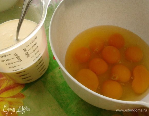 Солим и добавляем постепенно молоко.Осторожно помешивая