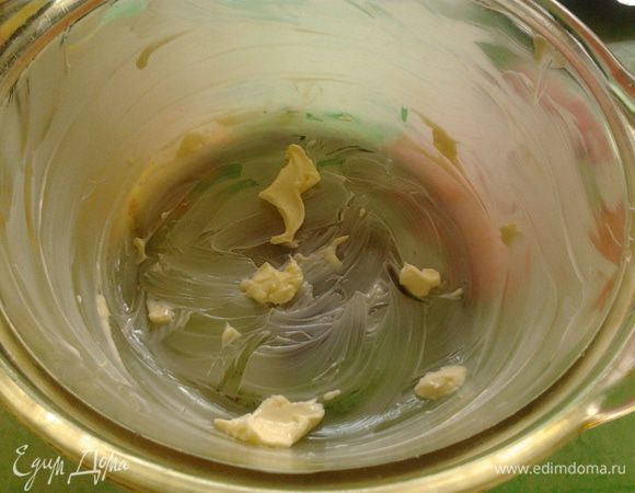 Хорошо смазываем глубокую форму или сковороду сливочным маслом