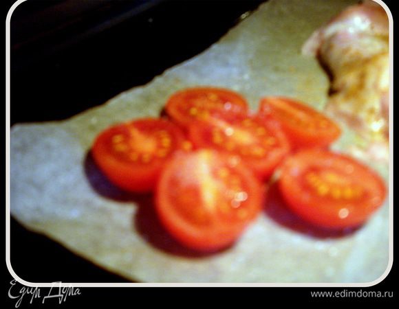 В заранее разогретой духовке до 230С запечь помидорки черри, предварительно разрезав их на половинки и присыпав сахаром. 