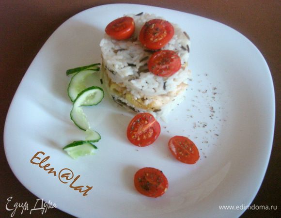 Присыпать запеченные помидорчики сухим базиликом.  
Сложить слоеный тортик рис+курица+рис+помидорчики, дать пропитаться 3 минуты.
Приятного аппетита! 