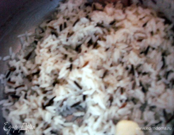 Сварить смесь дикого и обычного риса, заправить сливочным маслом.