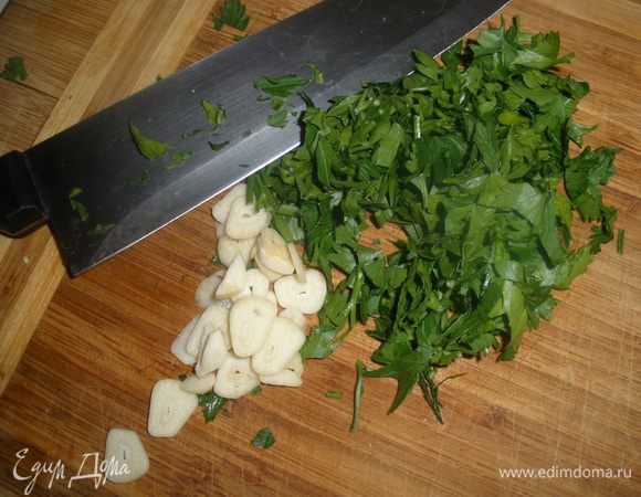 Чеснок режем на тонкие пластинки. Петрушку мелко рубим. 