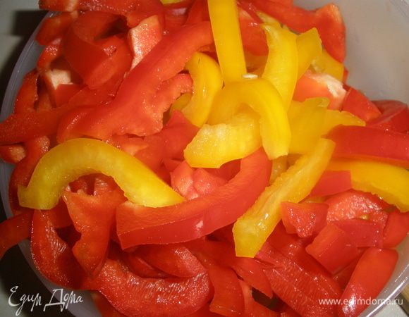 Перцы моем, режем на пополам, удаляем сердцевину и нарезаем тонкими полосками. 