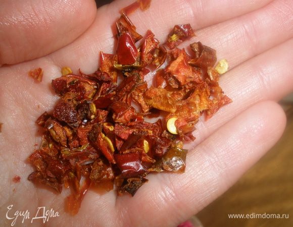 Влить бульон, добавить все приправы, посолить. Тушить примерно 15 минут на тихом огне, до готовности перцев. 